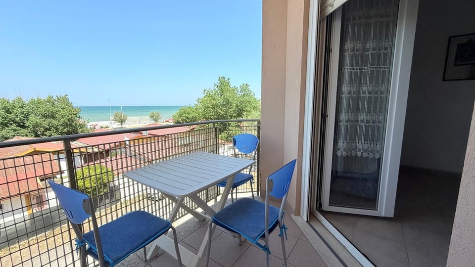 SE182 - Senigallia, trilocale fronte mare con balcone e posto auto Apartment in Senigallia