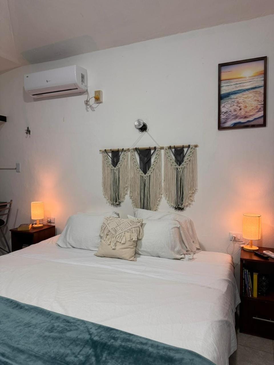 Bed, Photo of the whole room, Bedroom, air conditioner