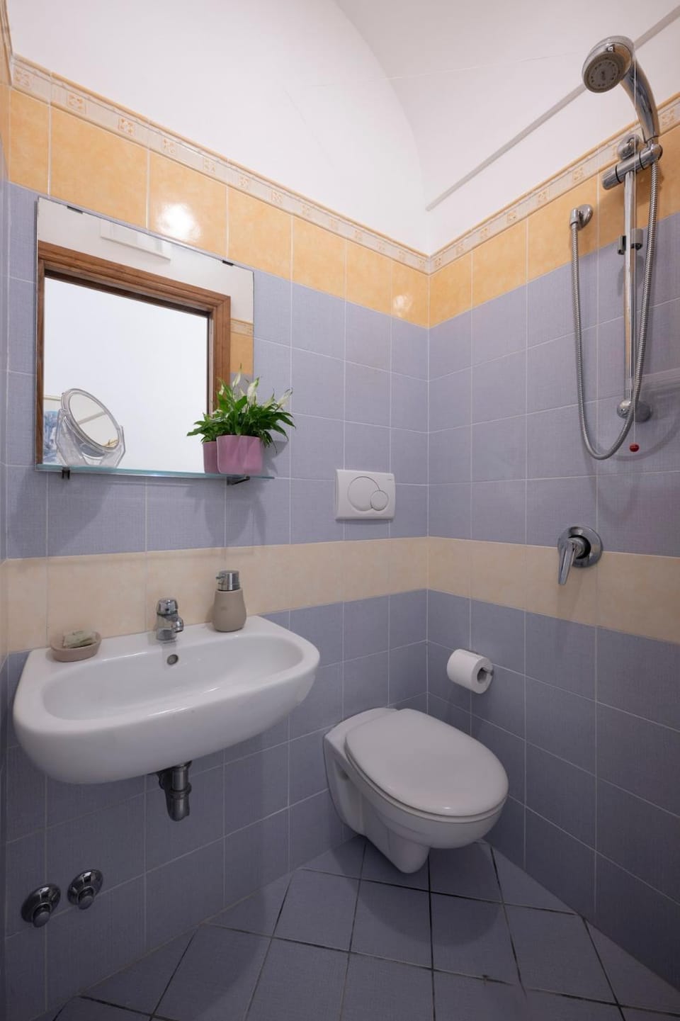 Toilet, towels