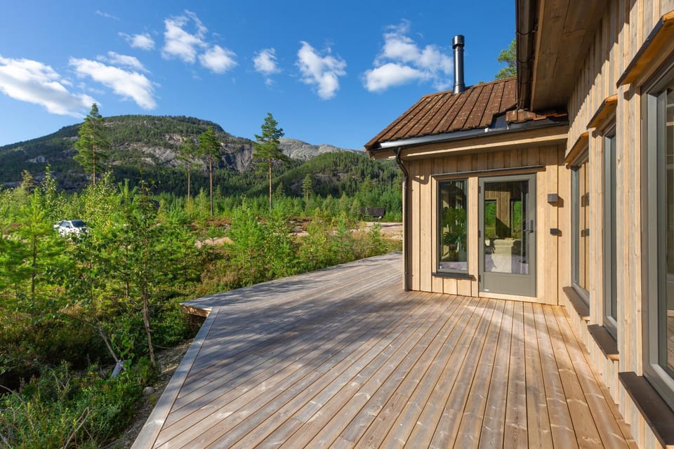 Property building, Day, Natural landscape, Mountain view