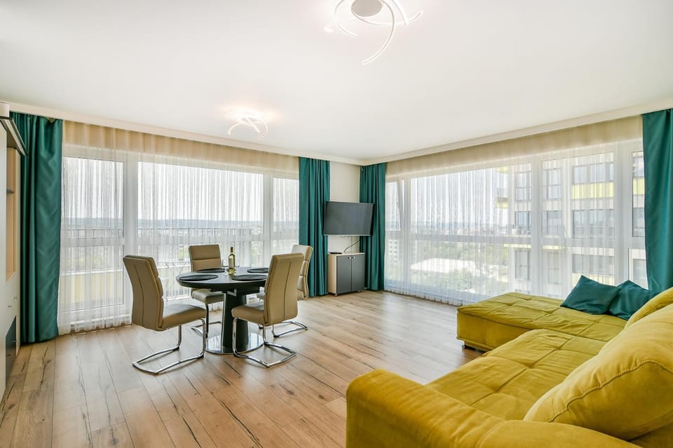 TV and multimedia, Living room, Seating area, Dining area