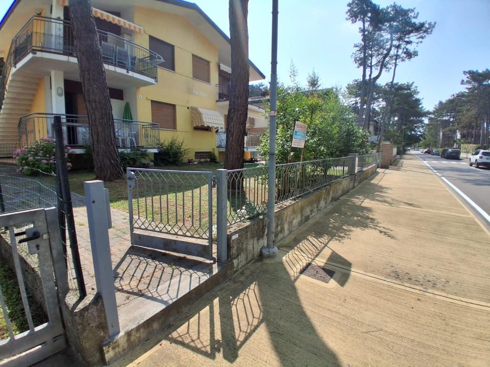 Property building, Spring, Day, Neighbourhood, Street view