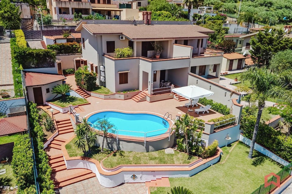 Property building, Garden, Garden view, Pool view, Swimming pool, sunbed