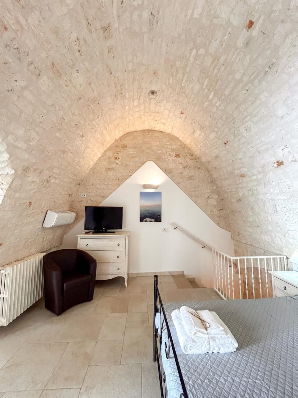 Bed, TV and multimedia, Photo of the whole room