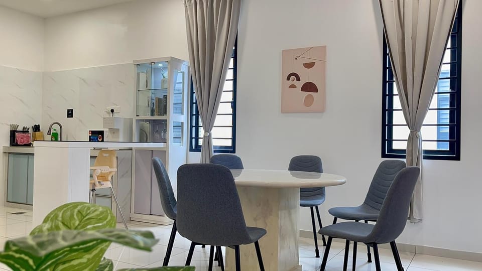 Austin Crest -- BBQ & Mahjong & WIFI #4BR3B #8pax by Cowidea House in Johor Bahru