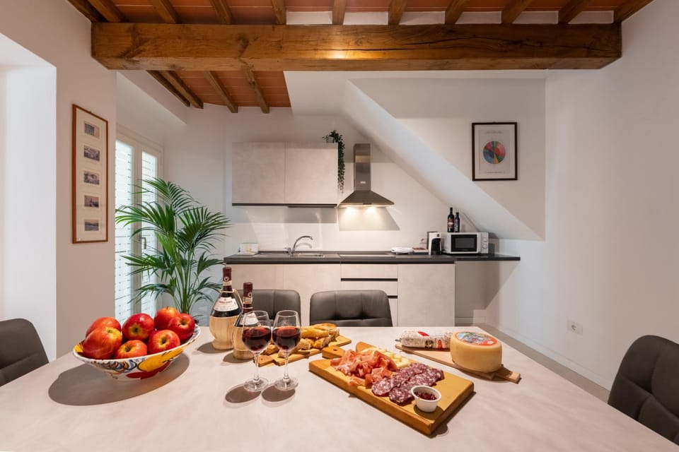 Coffee/tea facilities, Kitchen or kitchenette, Dining area, stove