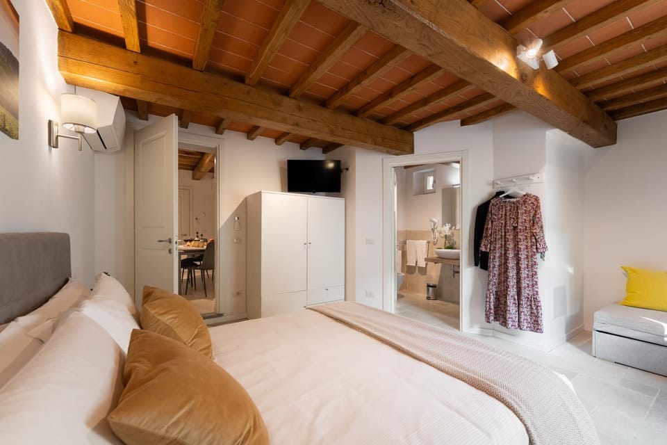 Bed, TV and multimedia, Kitchen or kitchenette, Living room, Photo of the whole room, Seating area, Evening entertainment, Bedroom, towels, wardrobe