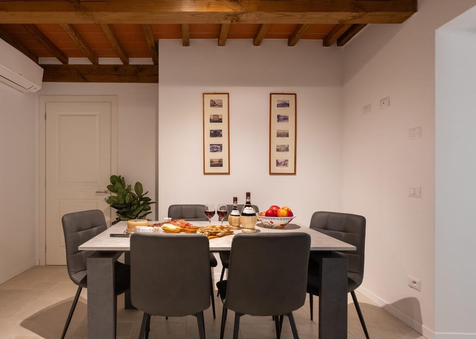 Living room, Food and drinks, Seating area, Dining area