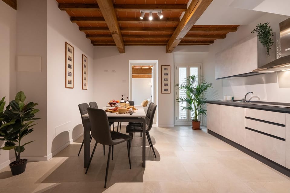 Kitchen or kitchenette, Living room, Seating area, Dining area