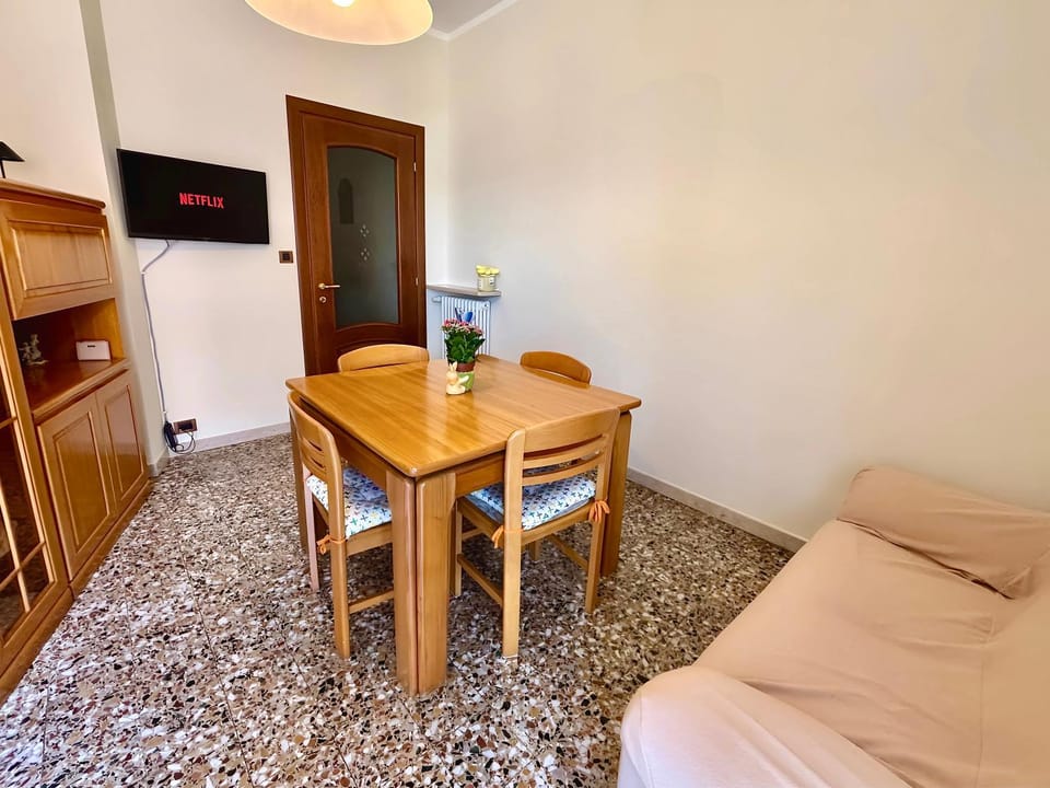 Communal lounge/ TV room, Communal lounge/ TV room, Dining area, Evening entertainment