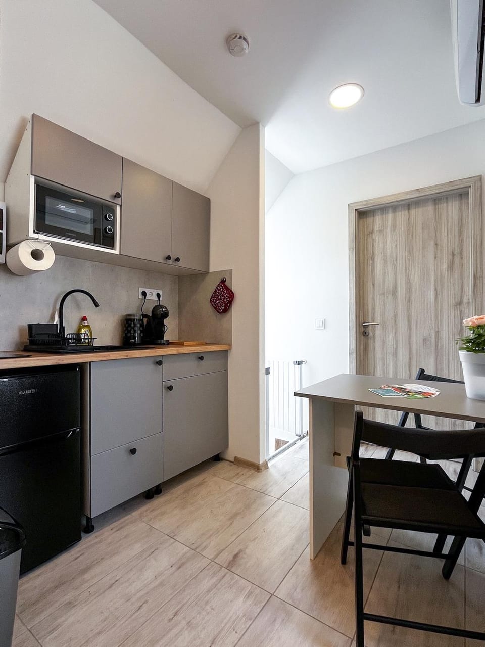 Kitchen or kitchenette, Dining area, stove