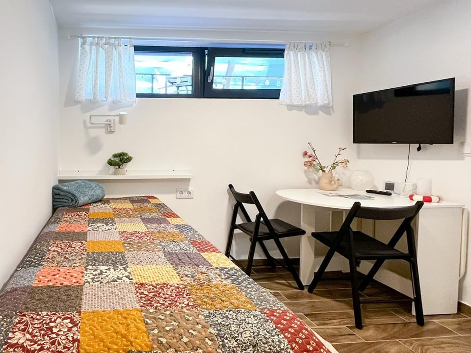Bed, TV and multimedia, Living room, Seating area, Dining area, internet