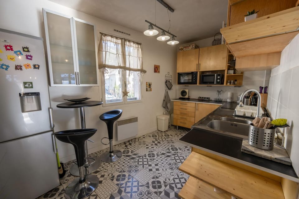 Kitchen or kitchenette, Dining area, dishwasher, stove, toaster