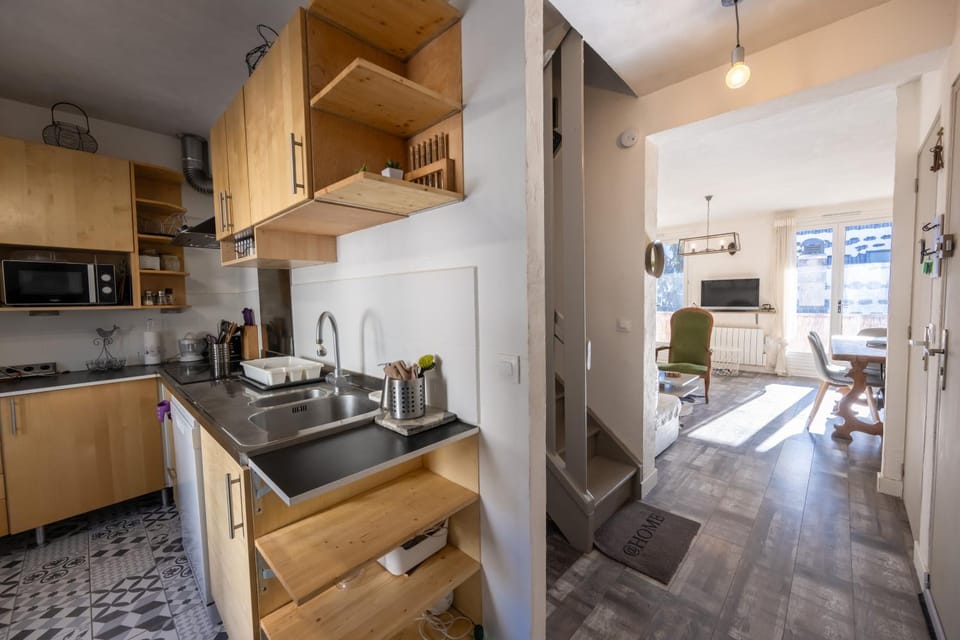 Kitchen or kitchenette, Dining area, dishwasher, stove, toaster