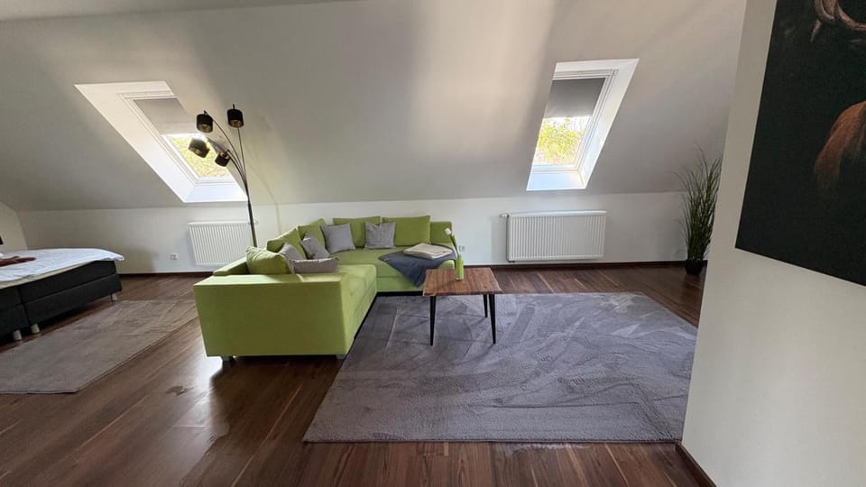 TV and multimedia, Living room, Photo of the whole room, Bedroom