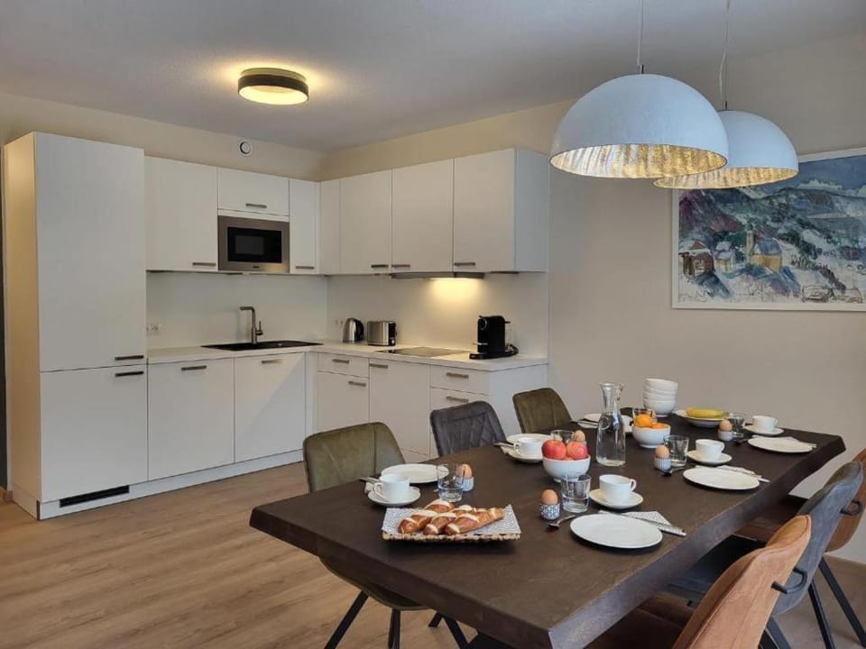 Kitchen or kitchenette, Dining area