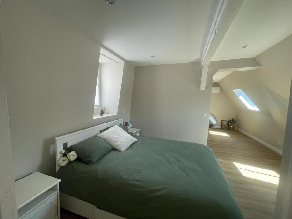 Bed, Photo of the whole room, Bedroom