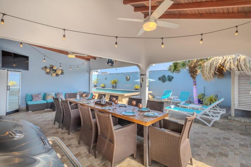 Restaurant/places to eat, Banquet/Function facilities, Seating area, Dining area
