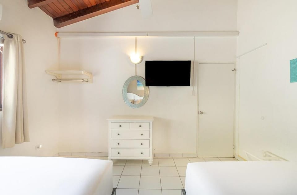 Bed, Bathroom, TV and multimedia, Photo of the whole room, Bedroom