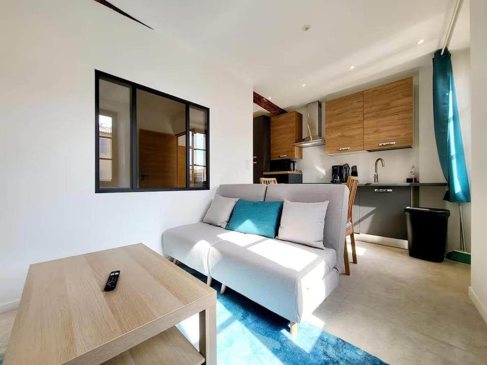 Kitchen or kitchenette, Living room