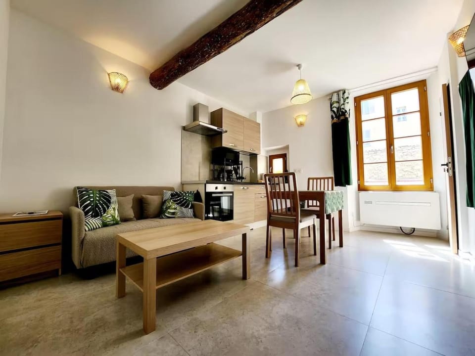 Kitchen or kitchenette, Living room