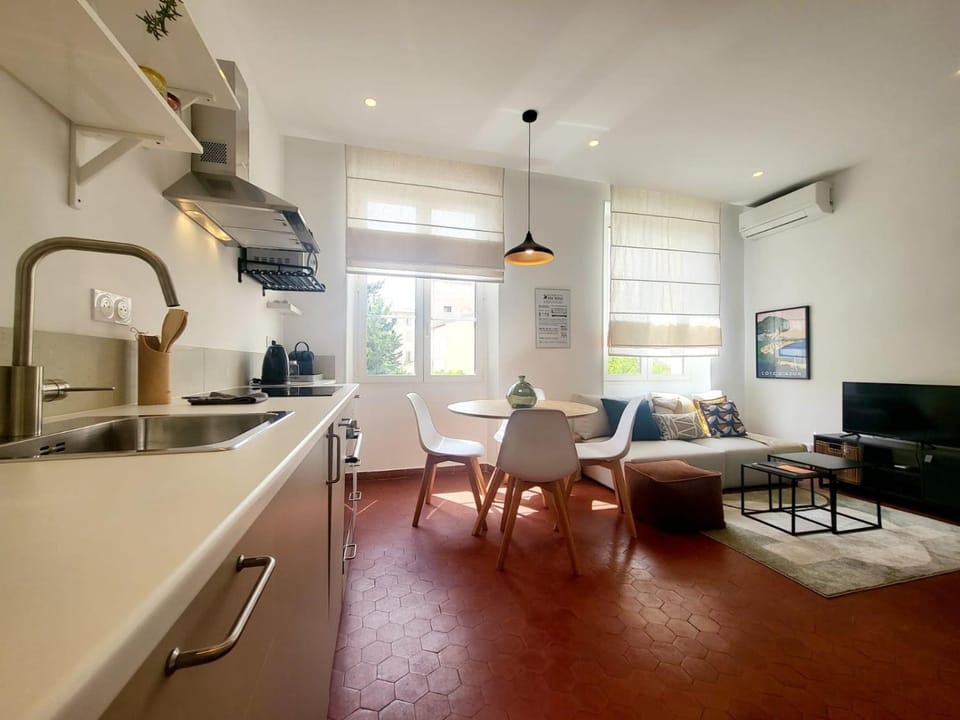 Kitchen or kitchenette, Dining area
