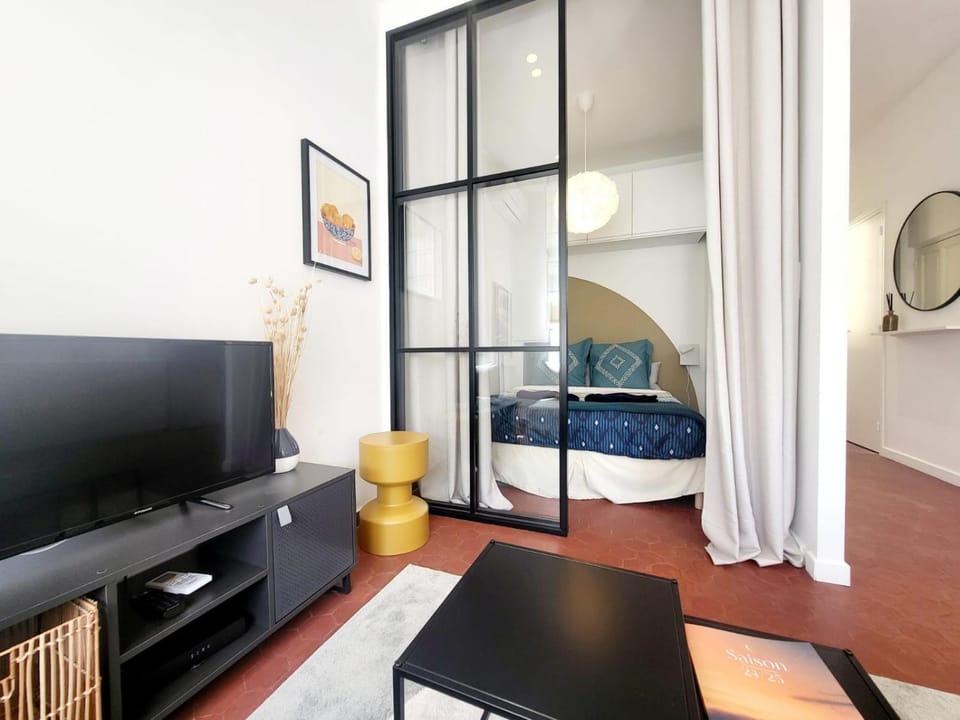 Bed, Living room