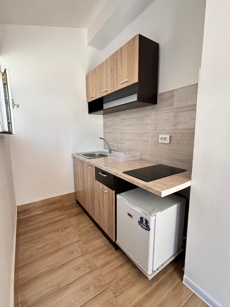 Kitchen or kitchenette, minibar, stove