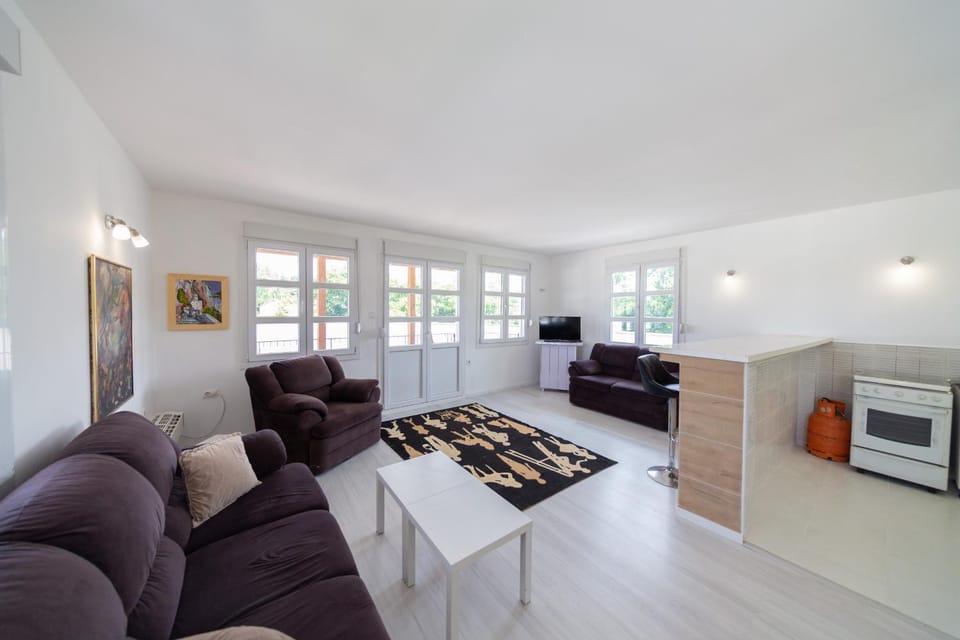 TV and multimedia, Kitchen or kitchenette, Living room, Seating area