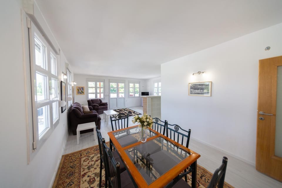 Kitchen or kitchenette, Living room, Seating area, Dining area
