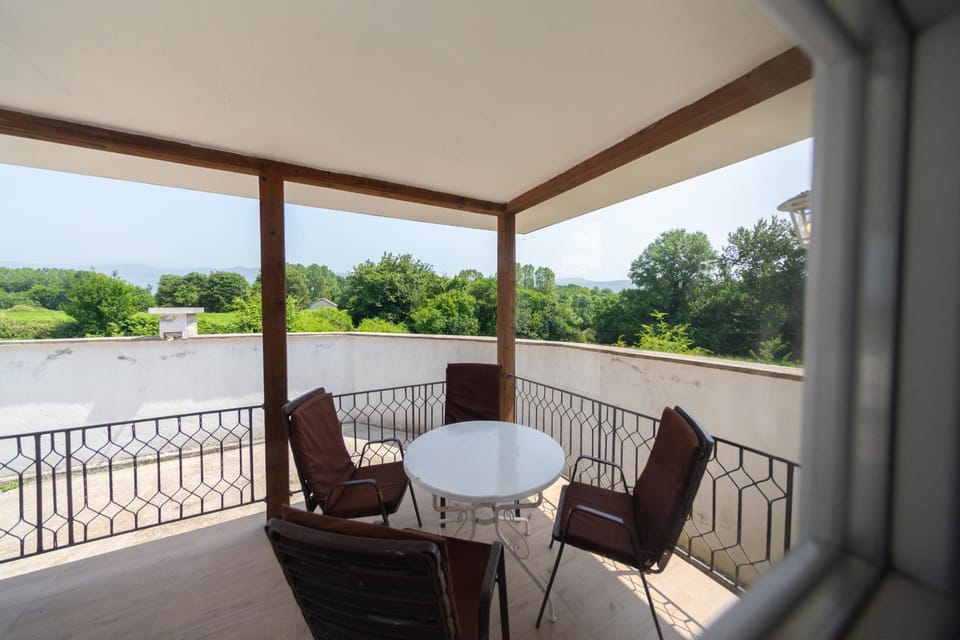 Patio, Day, Natural landscape, Balcony/Terrace, Seating area, Dining area