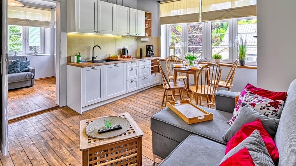 Kitchen or kitchenette, Living room, Seating area, Dining area