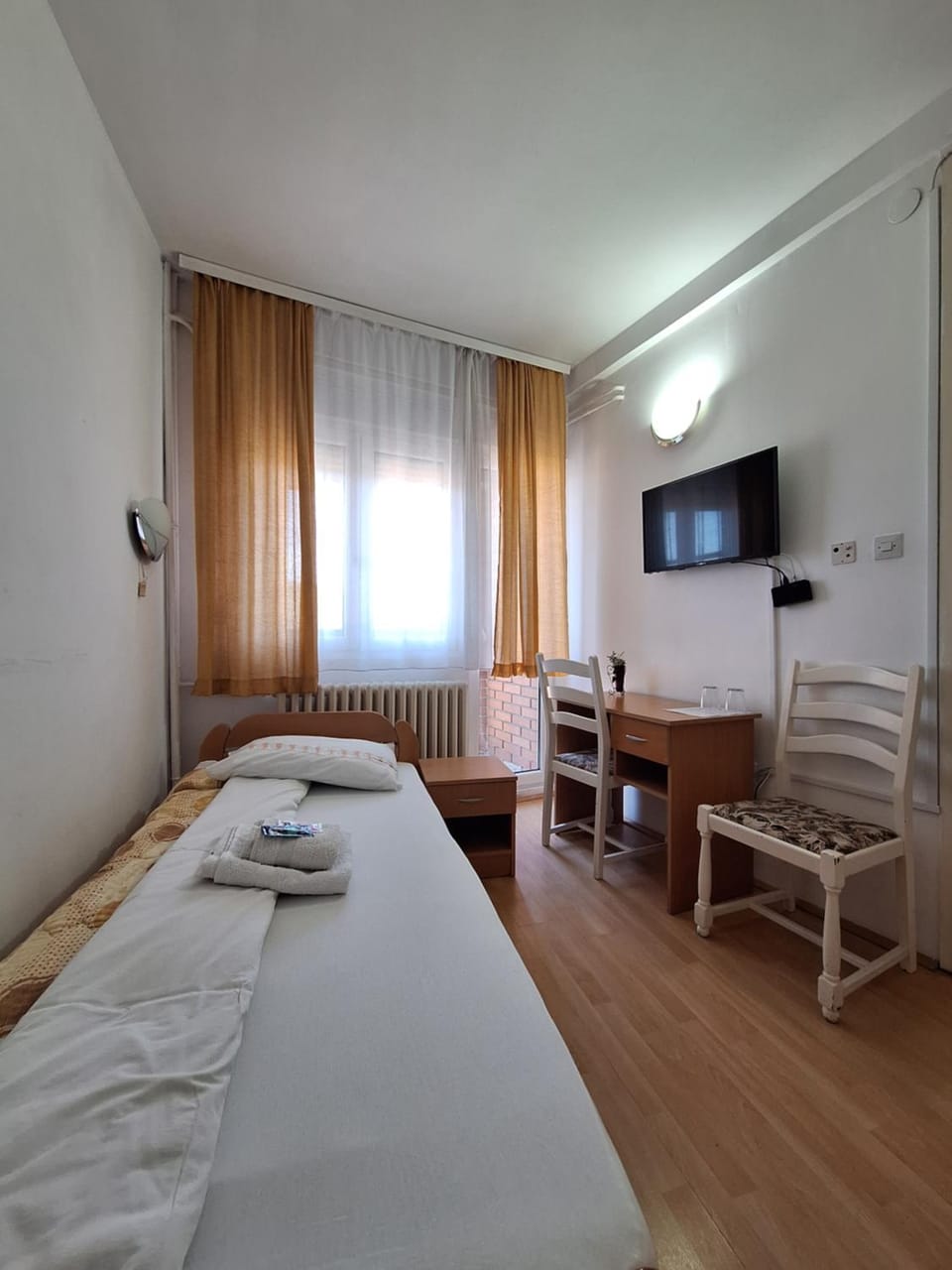 Bed, TV and multimedia, towels