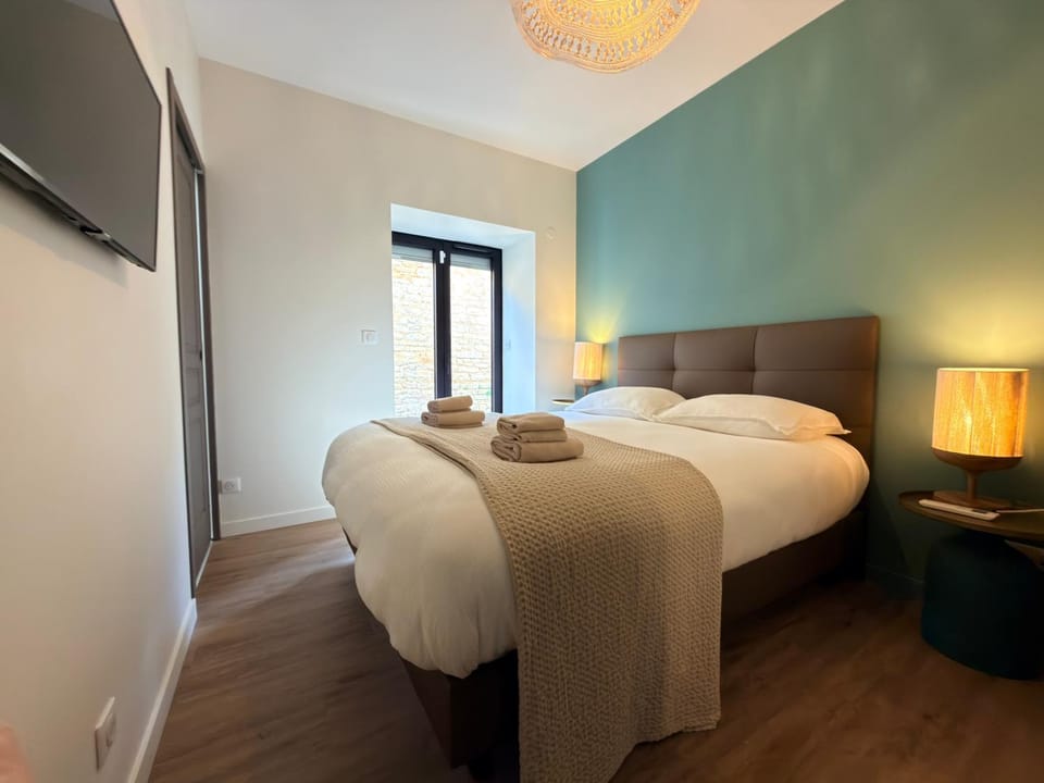 Bed, TV and multimedia, Photo of the whole room, Bedroom