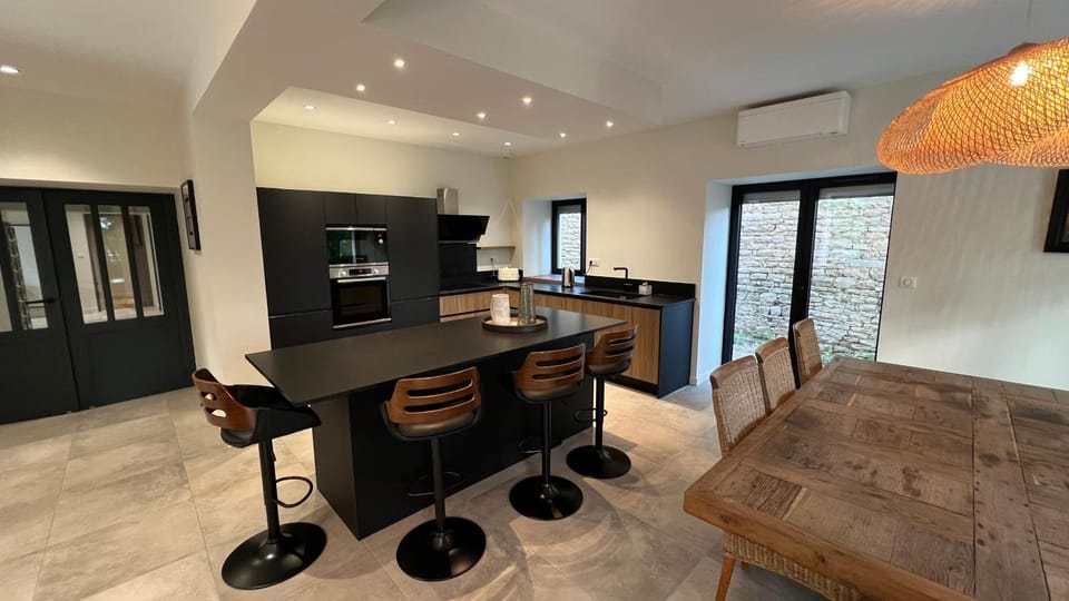 Kitchen or kitchenette, Dining area, oven