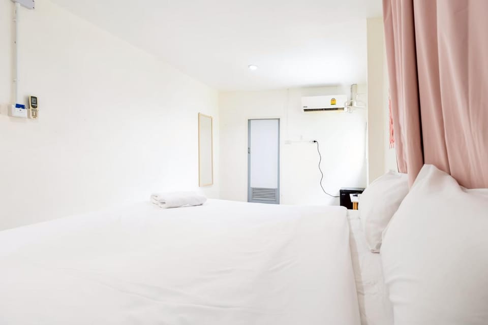 Bed, Photo of the whole room, Bedroom, towels, air conditioner