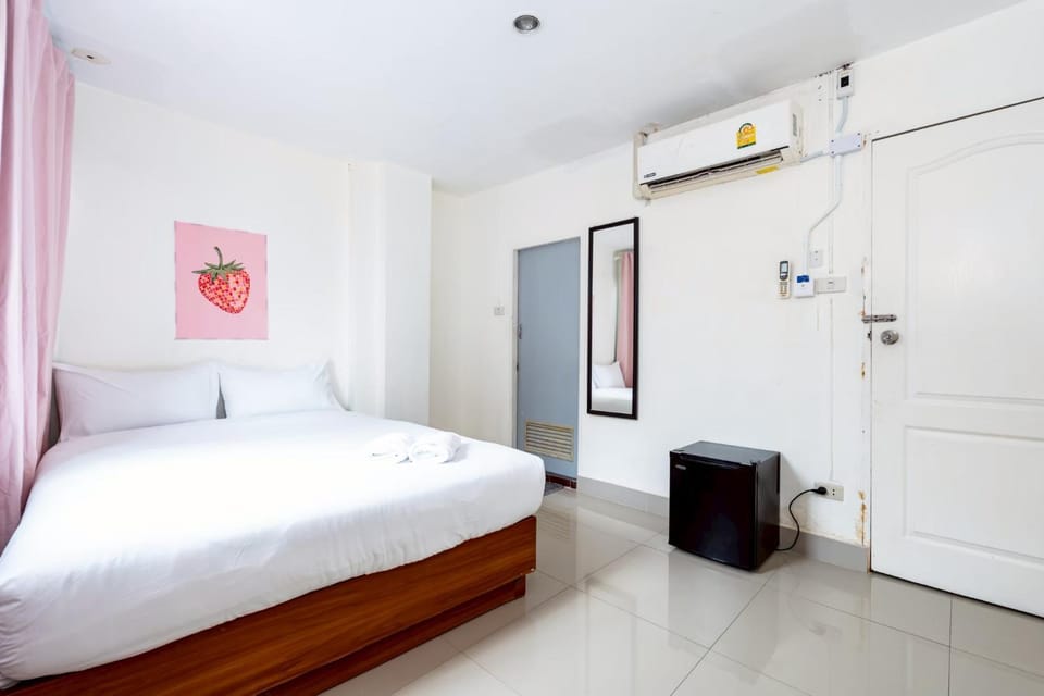 Bed, Photo of the whole room, Bedroom, air conditioner