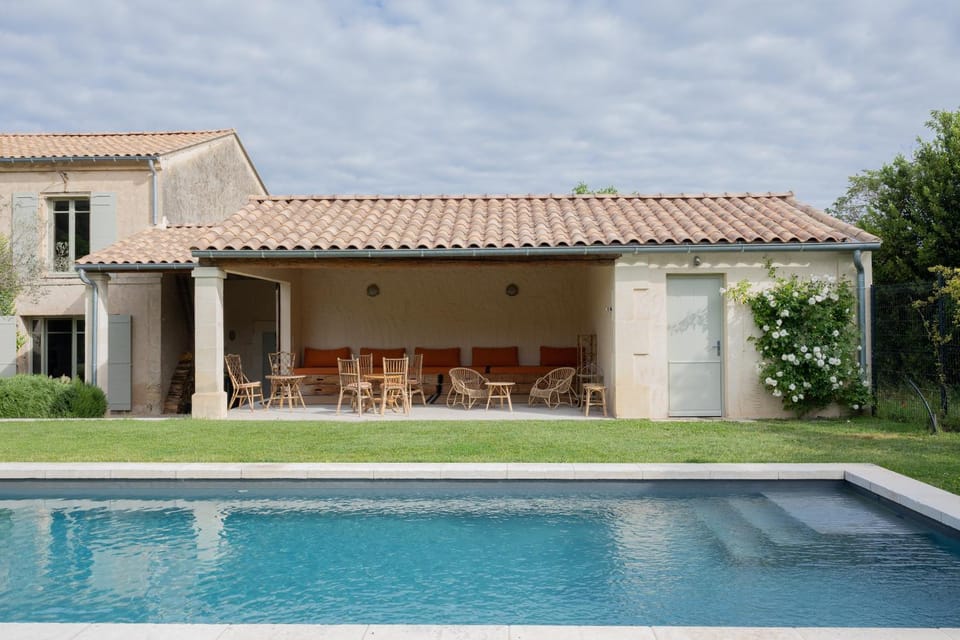 Property building, Patio, Day, Pool view, Swimming pool, Swimming pool, sunbed