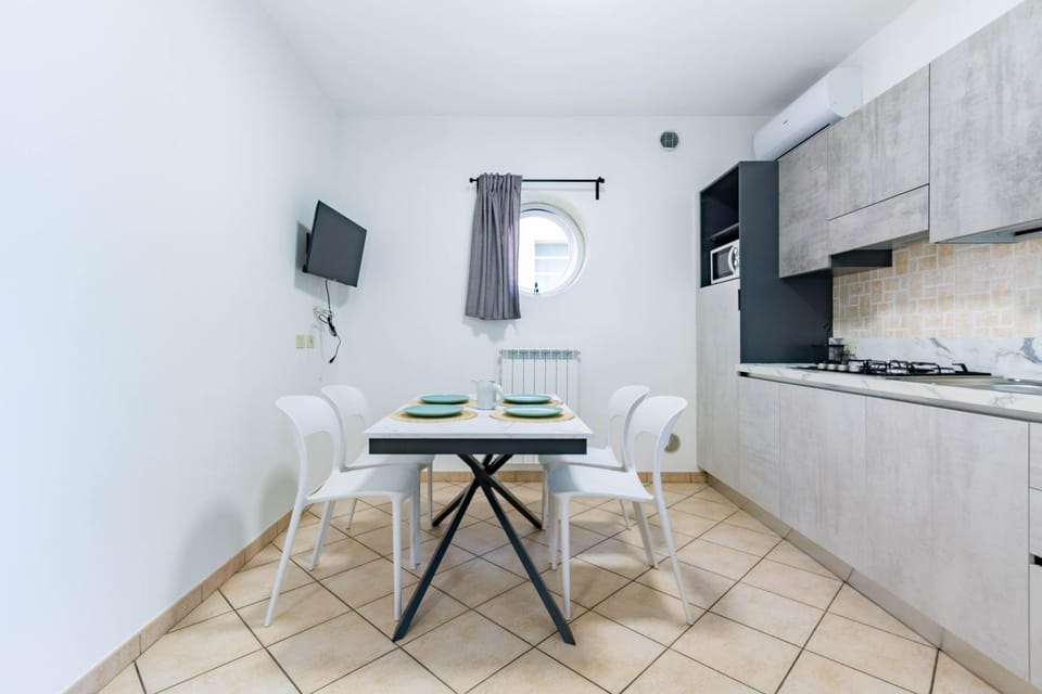 Kitchen or kitchenette, Dining area