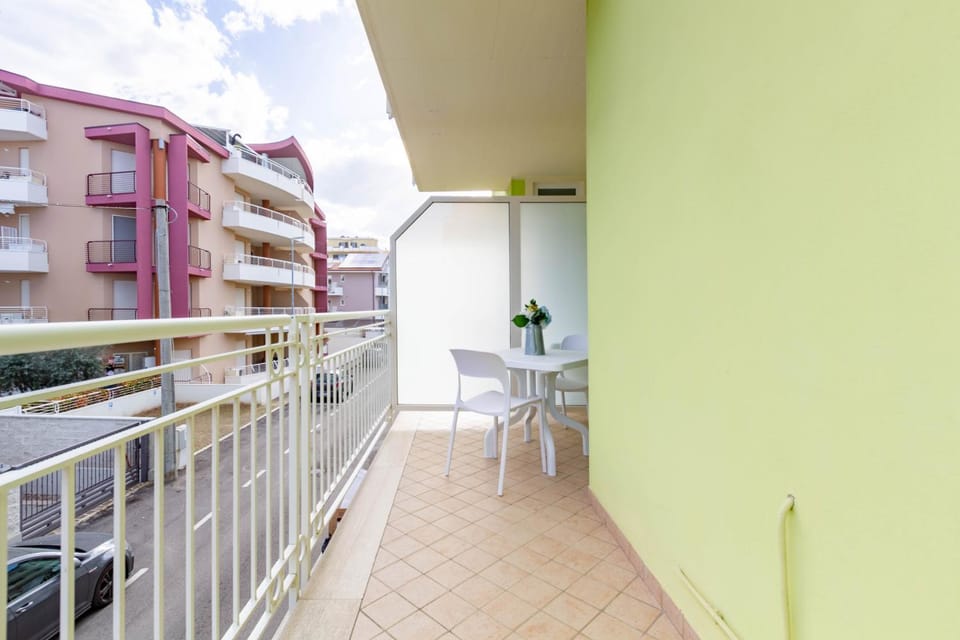 Property building, Balcony/Terrace, Dining area