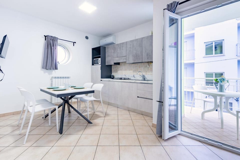 Kitchen or kitchenette, Dining area, stove