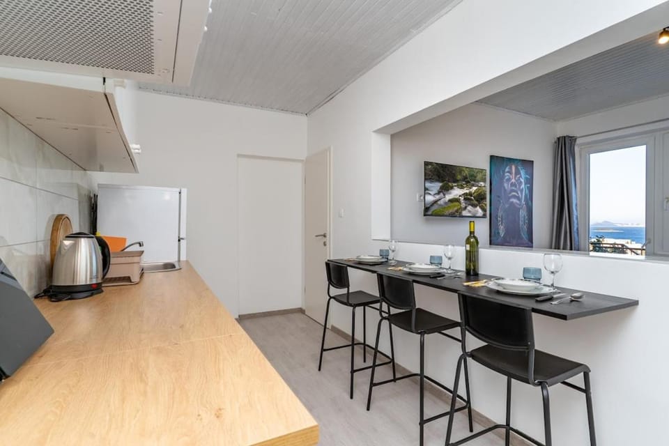 TV and multimedia, Kitchen or kitchenette, Living room, Seating area, Dining area