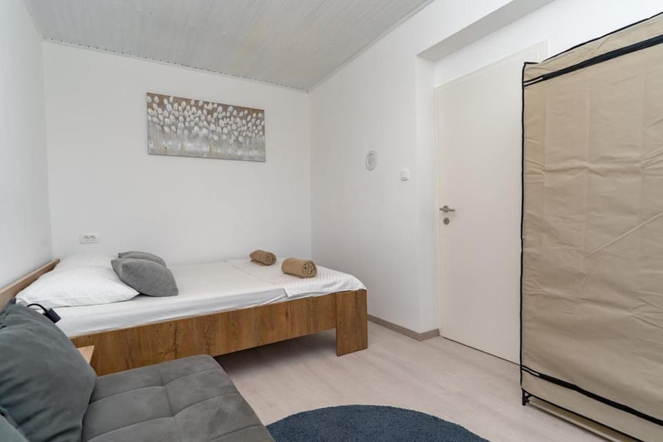 Bed, Photo of the whole room, towels, wardrobe
