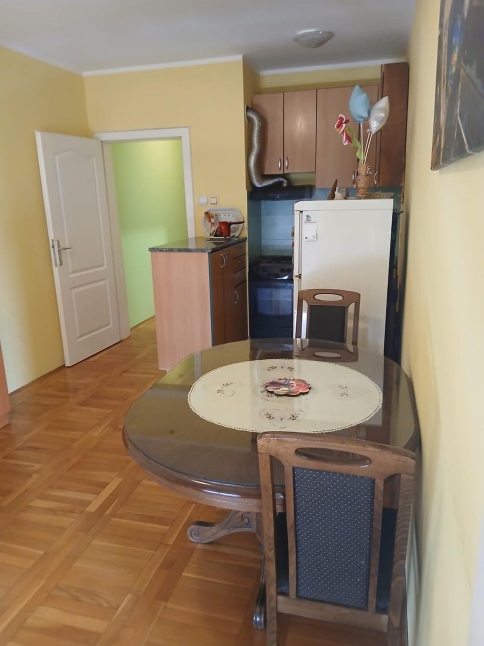 Kitchen or kitchenette, Dining area, oven