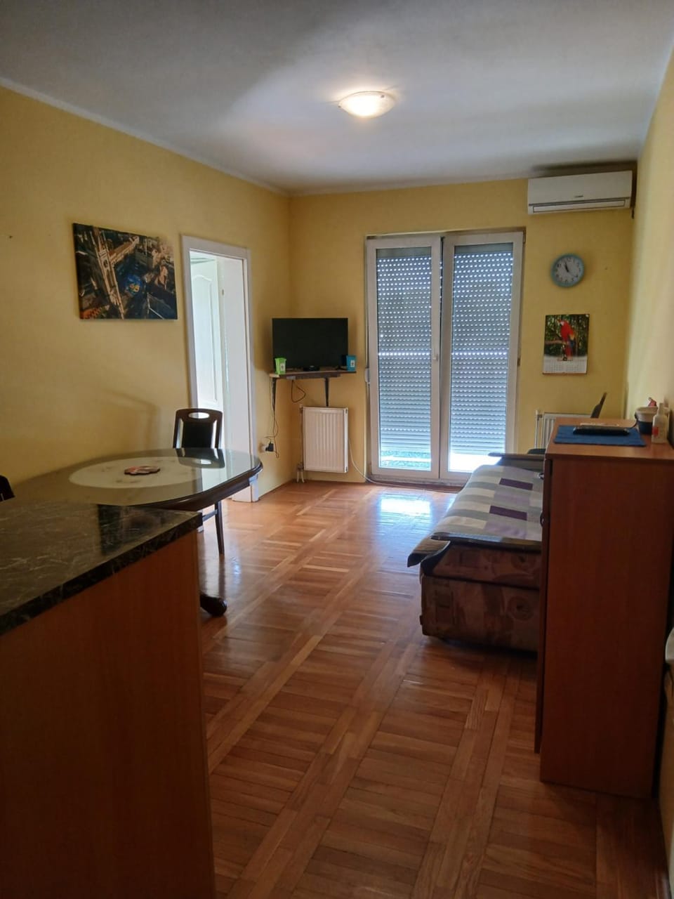 Bed, TV and multimedia, Living room, Photo of the whole room, Seating area, Dining area, air conditioner