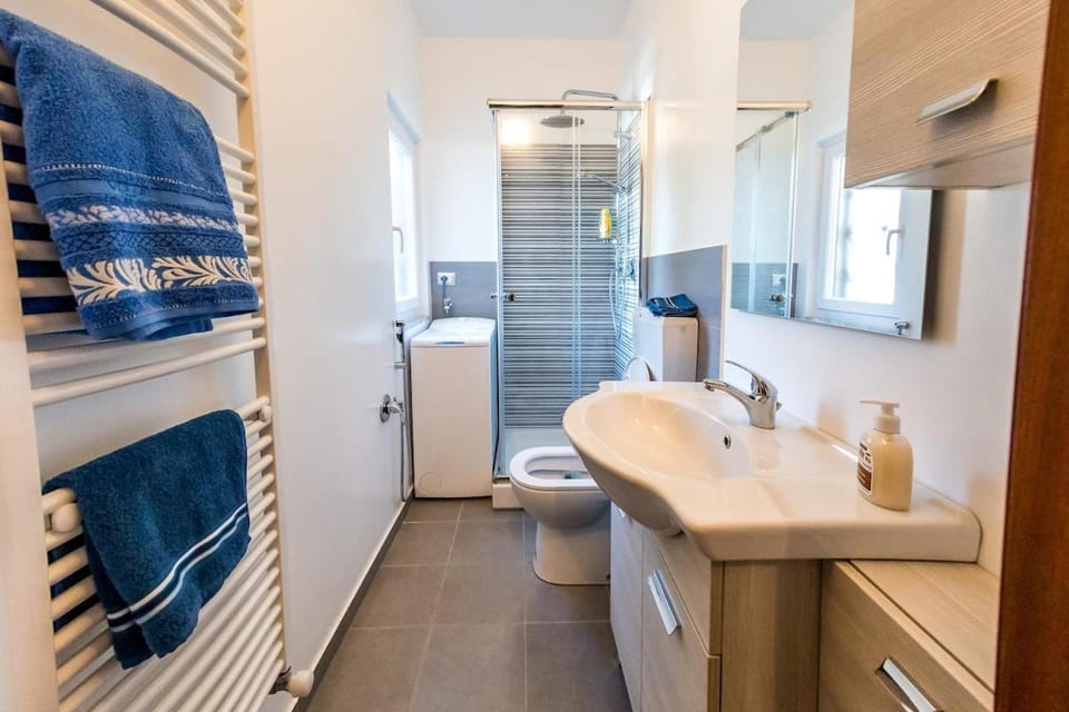 Shower, Toilet, Bathroom, towels, washing machine