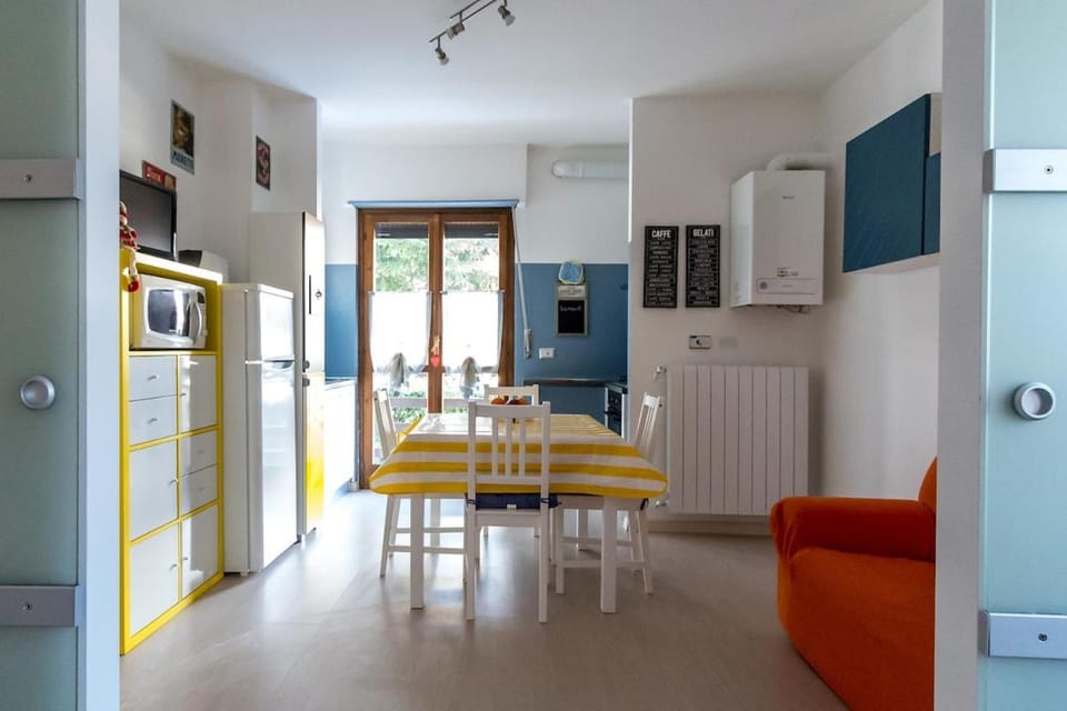 Kitchen or kitchenette, Living room, Dining area, oven