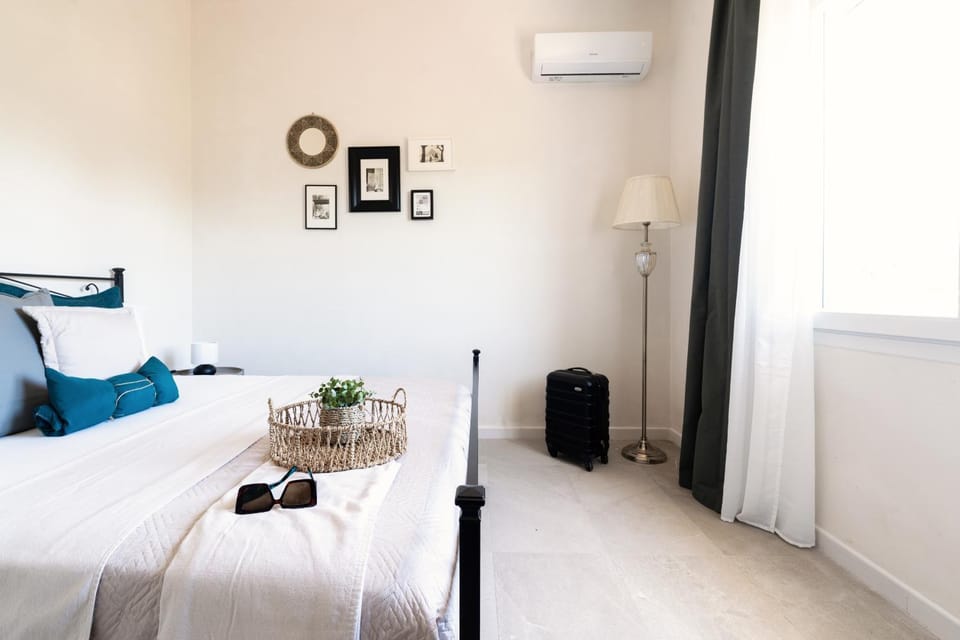 Bed, Bedroom, air conditioner