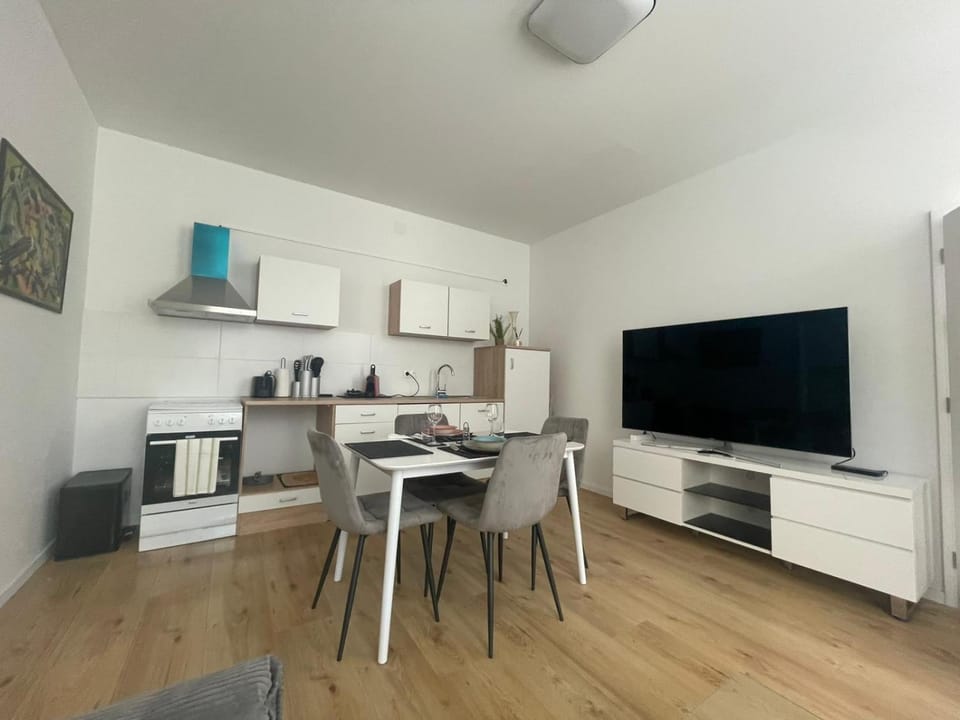 Kitchen or kitchenette, Living room, Dining area, Food, Food