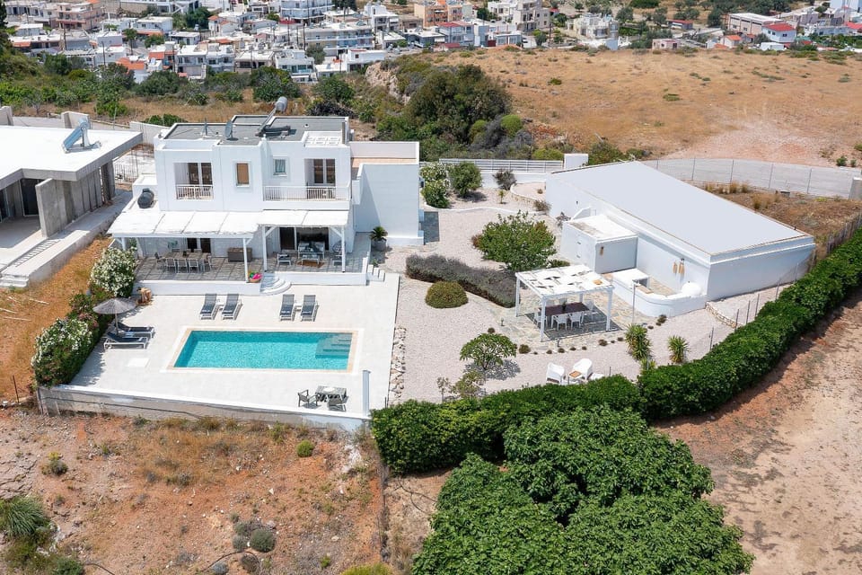 Property building, Neighbourhood, Natural landscape, Bird's eye view, Pool view, Street view, Swimming pool